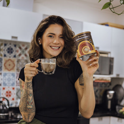 Mulher tomando CAPPUCCINOFIT na cozinha