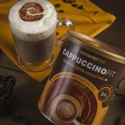 Lata de CAPPUCCINOFIT com xícara de cappuccino cremoso